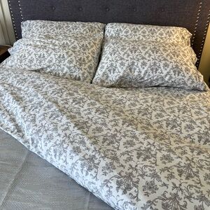 Classic Floral Printed Sheet Set and Four Pillow Cases - Gray on White